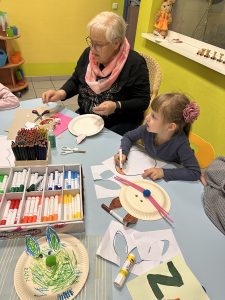 Am 3.4. besuchten uns Frau Scholze und Frau Siegler aus dem Bastelclub in Waltersdorf.